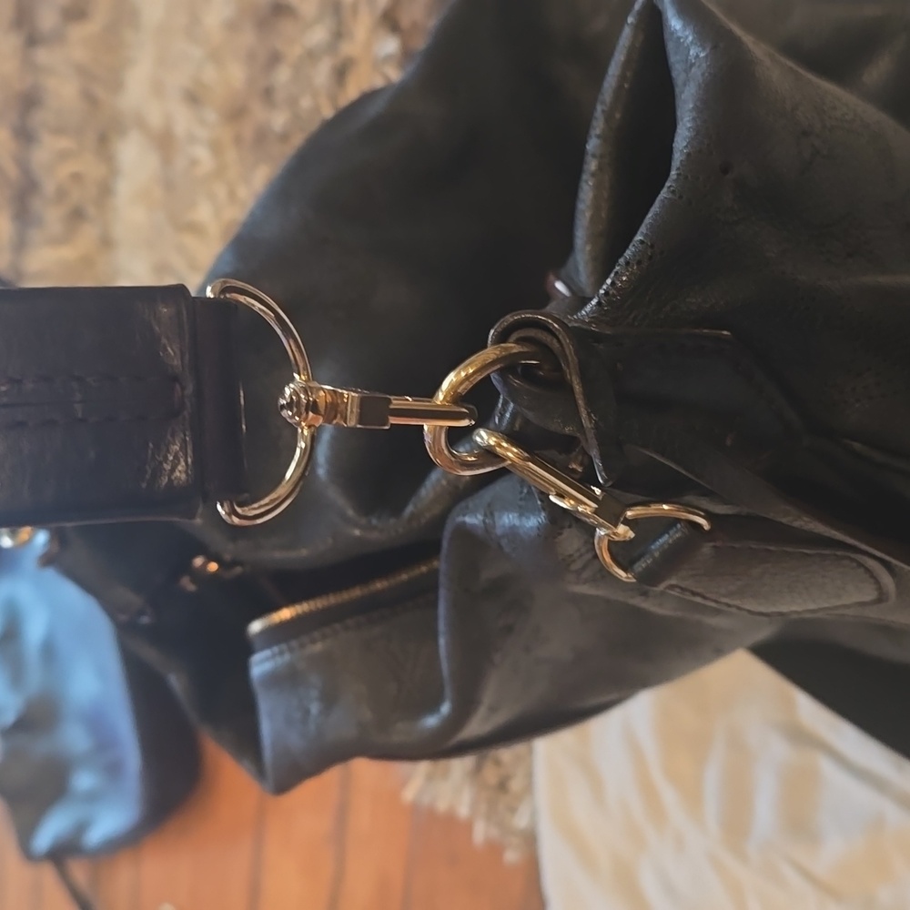 Louis Vuittom Mahina Hobo - Picture 5 of 17